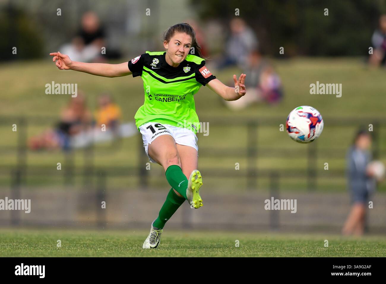 28 octobre 2017 - Melbourne, Victoria, Australie - AOIFE Colville (19 ans) de Canberra United tire le ballon dans la première ronde de la compétition W-League entre Melbourne Victory et Canberra United pendant la saison 2017-18 au stade Epping, Melbourne, Australie. La Westfield W-League est la ligue nationale de football semi-professionnelle féminine australienne. Melbourne a gagné 2-1. (Crédit image : © Sydney Low via ZUMA Wire) Banque D'Images