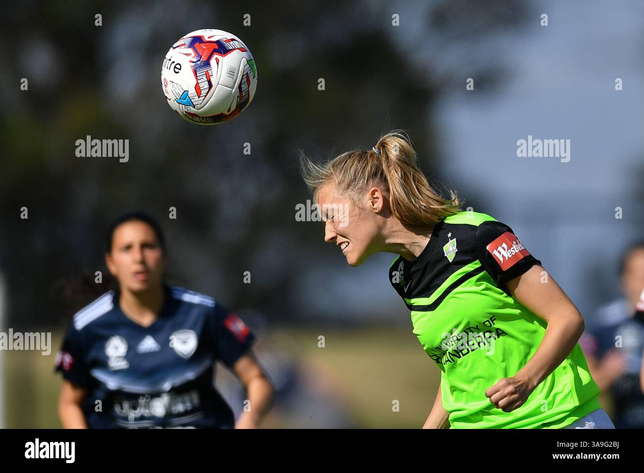 28 octobre 2017 - Melbourne, Victoria, Australie - TAREN KING (18 ans) de Canberra United dirige le ballon dans la première ronde de la compétition W-League entre Melbourne Victory et Canberra United lors de la saison 2017-18 au stade Epping, Melbourne, Australie. La Westfield W-League est la ligue nationale de football semi-professionnelle féminine australienne. Melbourne a gagné 2-1. (Crédit image : © Sydney Low via ZUMA Wire) Banque D'Images