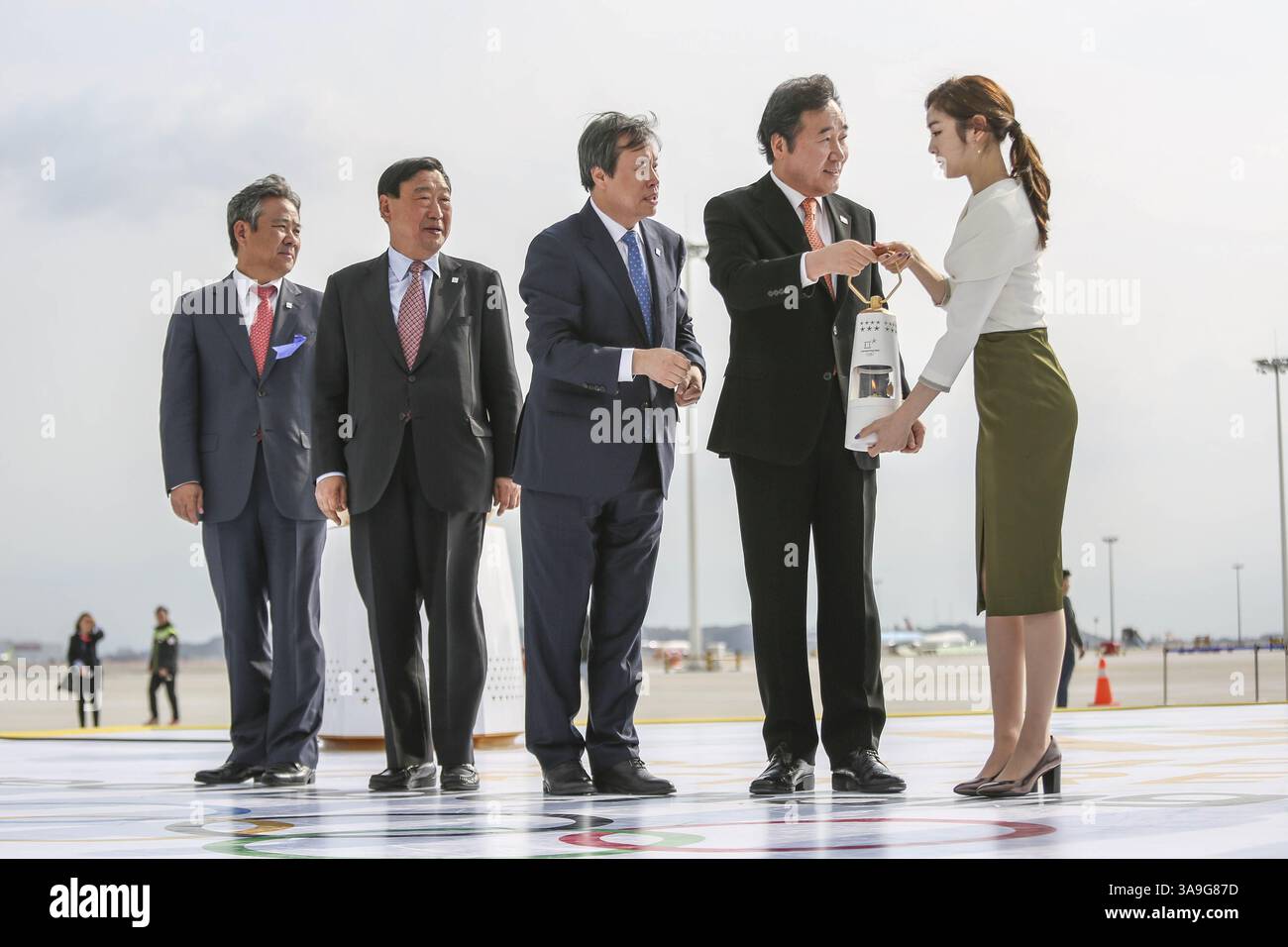 Le 1er novembre 2017 - Incheon, Corée du Sud - Incheon, Corée du Sud - le premier ministre sud-coréen Lee Nak Yon, à gauche, et l'ancien champion olympique sud-coréen de patinage artistique Yuna Kim, à droite, tiennent la flamme olympique à leur arrivée à l'aéroport international d'Incheon, en Corée du Sud, le mercredi 1er novembre 2017. Pyeongchang, en Corée du Sud, est la ville hôte des Jeux olympiques d'hiver de 2018 qui se tiendront du 9 au 25 février. (Crédit image : © 2018 Pyeongchang Olympic Committ via ZUMA Wire) Banque D'Images