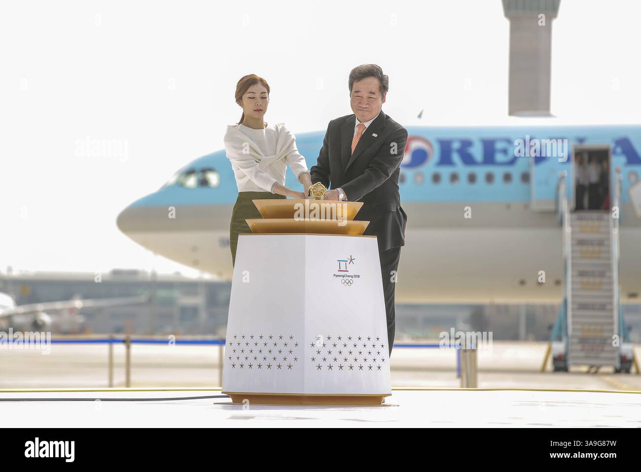 Le 1er novembre 2017 - Incheon, Corée du Sud - le 2 novembre 2017 - Incheon, Corée du Sud - le premier ministre sud-coréen Lee Nak-yon, à droite, et l'ancienne championne olympique sud-coréenne de patinage artistique Yuna Kim, allumeront le chaudron avec la flamme olympique lors de la cérémonie d'arrivée de la flamme olympique à l'aéroport international d'Incheon, en Corée du Sud, le mercredi 1er novembre 2017. Pyeongchang, en Corée du Sud, est la ville hôte des Jeux olympiques d'hiver de 2018 qui se tiendront du 9 au 25 février. (Crédit image : © 2018 Pyeongchang Olympic Committ via ZUMA Wire) Banque D'Images
