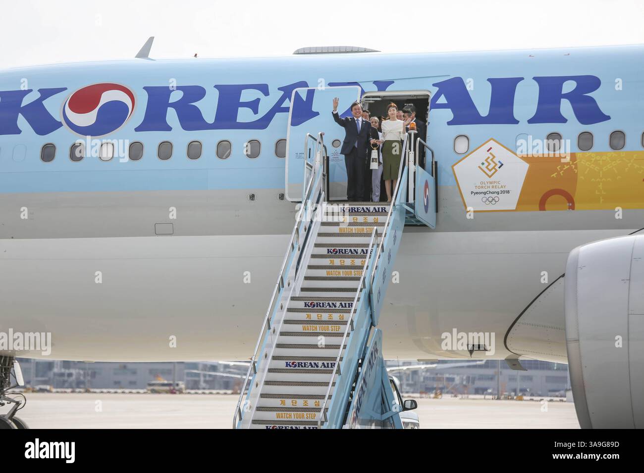 1er novembre 2017 - Incheon, Corée du Sud - 2 novembre 2017 - Incheon, Corée du Sud - le ministre sud-coréen de la culture, des Sports et du Tourisme Do Jong-whan, à gauche, et l'ancien champion olympique sud-coréen de patinage artistique Yuna Kim, tirent la flamme olympique à leur arrivée à l'aéroport international d'Incheon, en Corée du Sud, le mercredi 1er novembre 2017. (Crédit image : © 2018 Pyeongchang Olympic Committ via ZUMA Wire) Banque D'Images