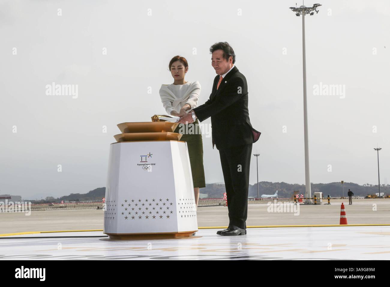 Le 1er novembre 2017 - Incheon, Corée du Sud - le 2 novembre 2017 - Incheon, Corée du Sud - le premier ministre sud-coréen Lee Nak-yon, à droite, et l'ancienne championne olympique sud-coréenne de patinage artistique Yuna Kim, allumeront le chaudron avec la flamme olympique lors de la cérémonie d'arrivée de la flamme olympique à l'aéroport international d'Incheon, en Corée du Sud, le mercredi 1er novembre 2017. Pyeongchang, en Corée du Sud, est la ville hôte des Jeux olympiques d'hiver de 2018 qui se tiendront du 9 au 25 février. (Crédit image : © 2018 Pyeongchang Olympic Committ via ZUMA Wire) Banque D'Images
