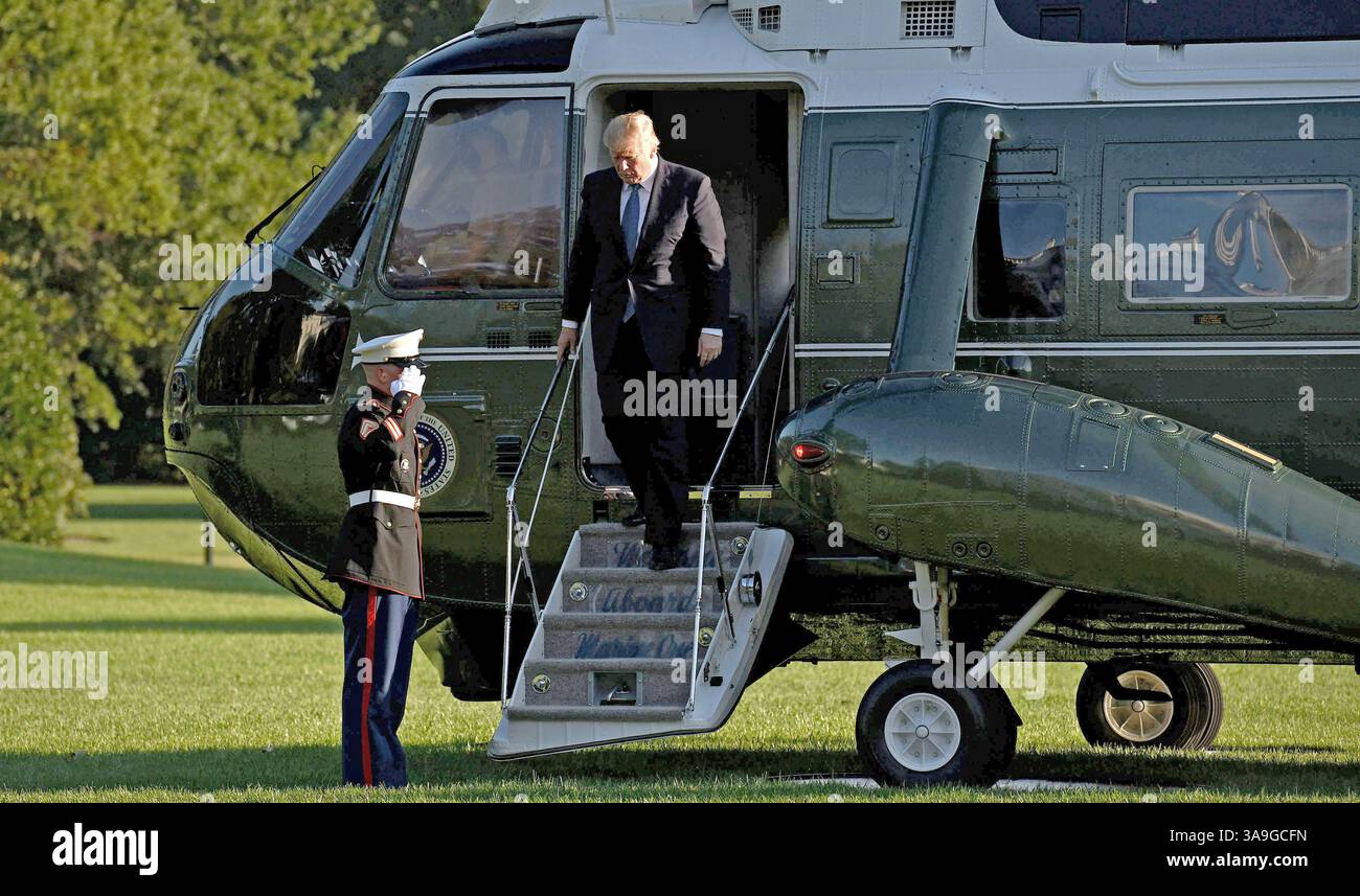 2 février 2017 - Washington, District of Columbia, États-Unis d'Amérique - le président des États-Unis Donald J. Trump marche vers la Maison Blanche après être descendu de Marine One sur la pelouse sud le 24 septembre 2017 à Washington, DC. Crédit : Olivier Douliery / Pool via CNP (crédit image : © Olivier Douliery/CNP via ZUMA Wire) Banque D'Images