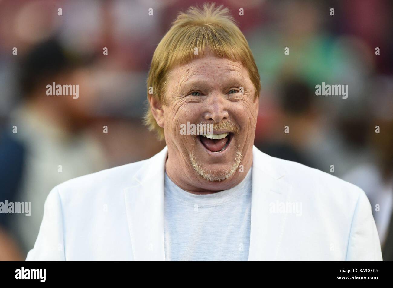 24 SEPTEMBRE 2017 : Mark Davis, propriétaire des Oakland Raiders, marche sur la ligne de touche avant le match de dimanche soir entre les Oakland Raiders et les Washington Redskins au FedEx Field à Landover, MD. (Image de crédit : &copy ; John Middlebrook/CSM via ZUMA Wire) Banque D'Images