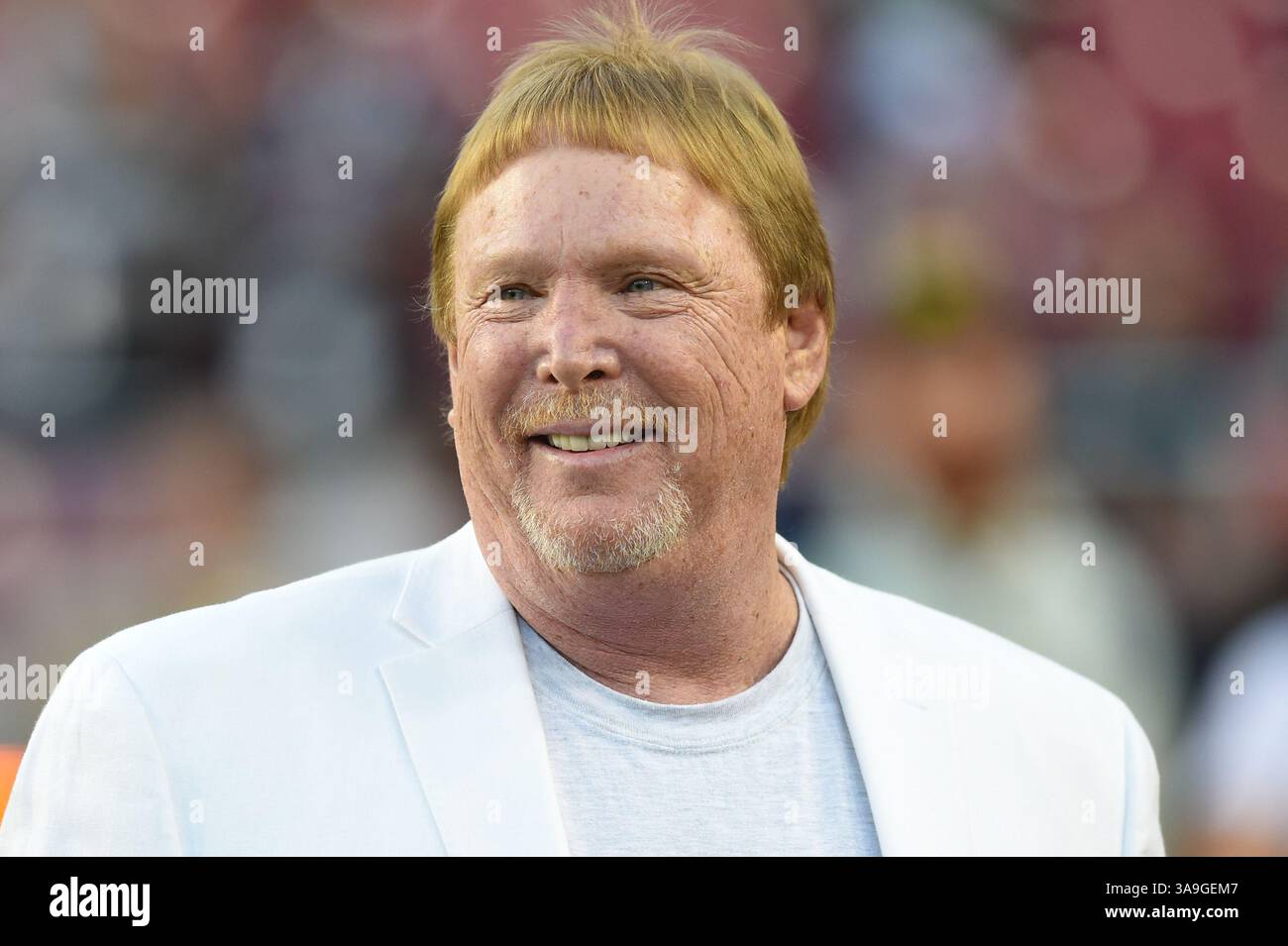 24 SEPTEMBRE 2017 : Mark Davis, propriétaire des Oakland Raiders, marche sur la ligne de touche avant le match de dimanche soir entre les Oakland Raiders et les Washington Redskins au FedEx Field à Landover, MD. (Image de crédit : &copy ; John Middlebrook/CSM via ZUMA Wire) Banque D'Images