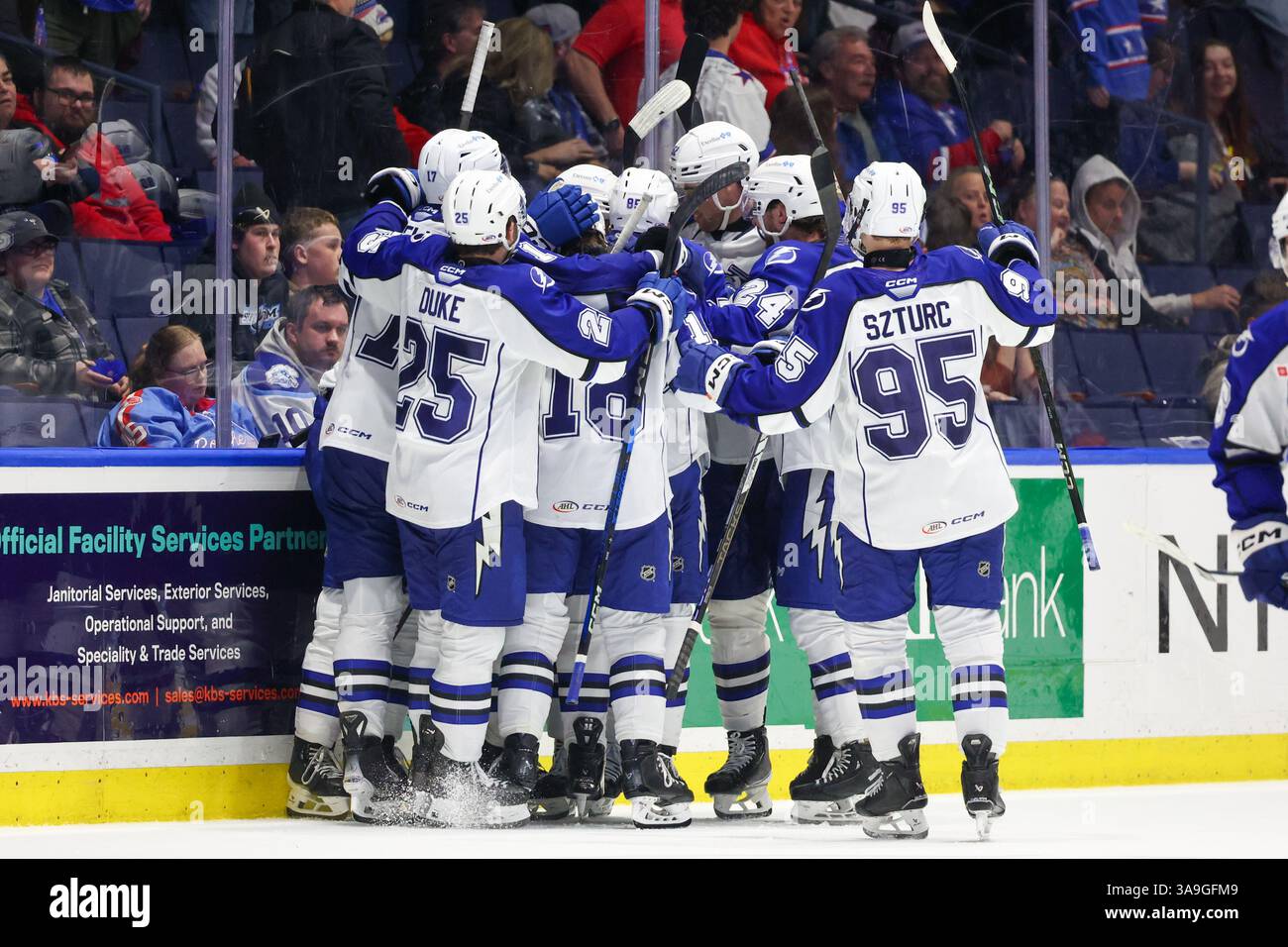 30 mars 2025 : les joueurs de Syracuse Crunch célèbrent une victoire en prolongation dans un match contre les Américains de Rochester. Les Américains de Rochester ont accueilli le Syracuse Crunch dans un match de la Ligue américaine de hockey au Blue Cross Arena de Rochester, New York. (Jonathan Tenca/CSM/SIPA USA) (crédit image : © Jonathan Tenca/Cal Sport Media/SIPA USA) crédit : Sipa US/Alamy Live News Banque D'Images