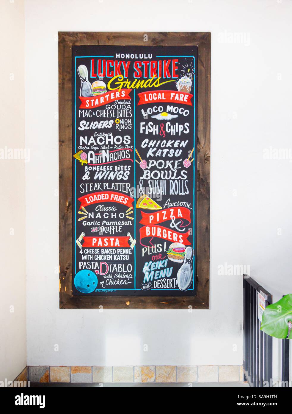 Oahu, Hawaï, États-Unis - 23 février 2024 - Menu publicitaire pour Lucky Strike social, une piste de bowling à dix broches offrant des jeux, de la nourriture, des boissons et du plaisir au Banque D'Images