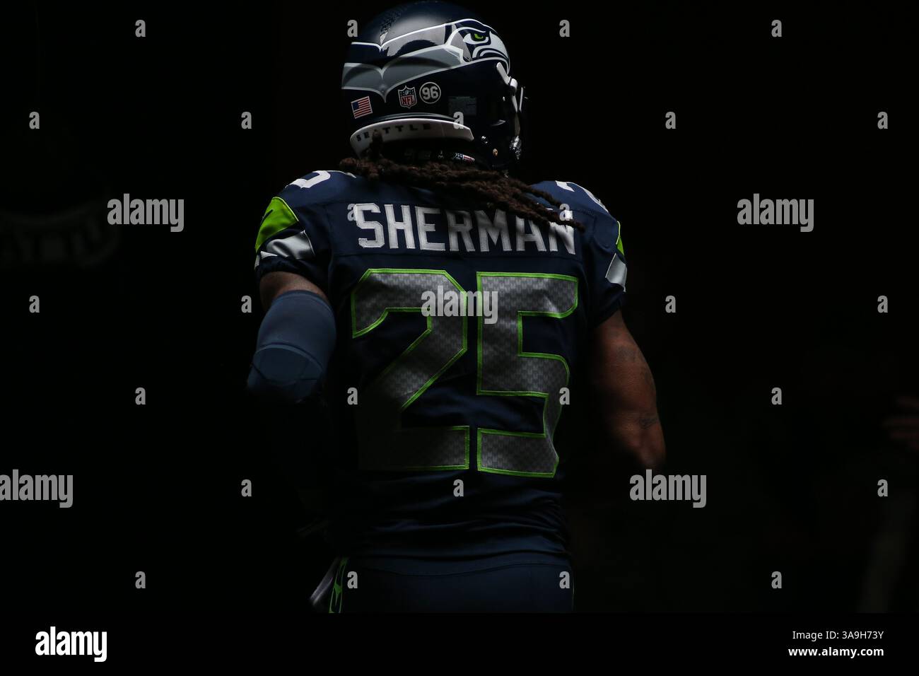 5 novembre 2017 : Richard Sherman (25 ans), cornerback des Seattle Seahawks, court dans le tunnel des joueurs pendant les échauffements avant un match entre les Redskins de Washington et les Seahawks de Seattle au CenturyLink Field à Seattle, WA, le 5 novembre 2017. Sean Brown/CSM(image de crédit : &copy ; Sean Brown/CSM via ZUMA Wire) Banque D'Images