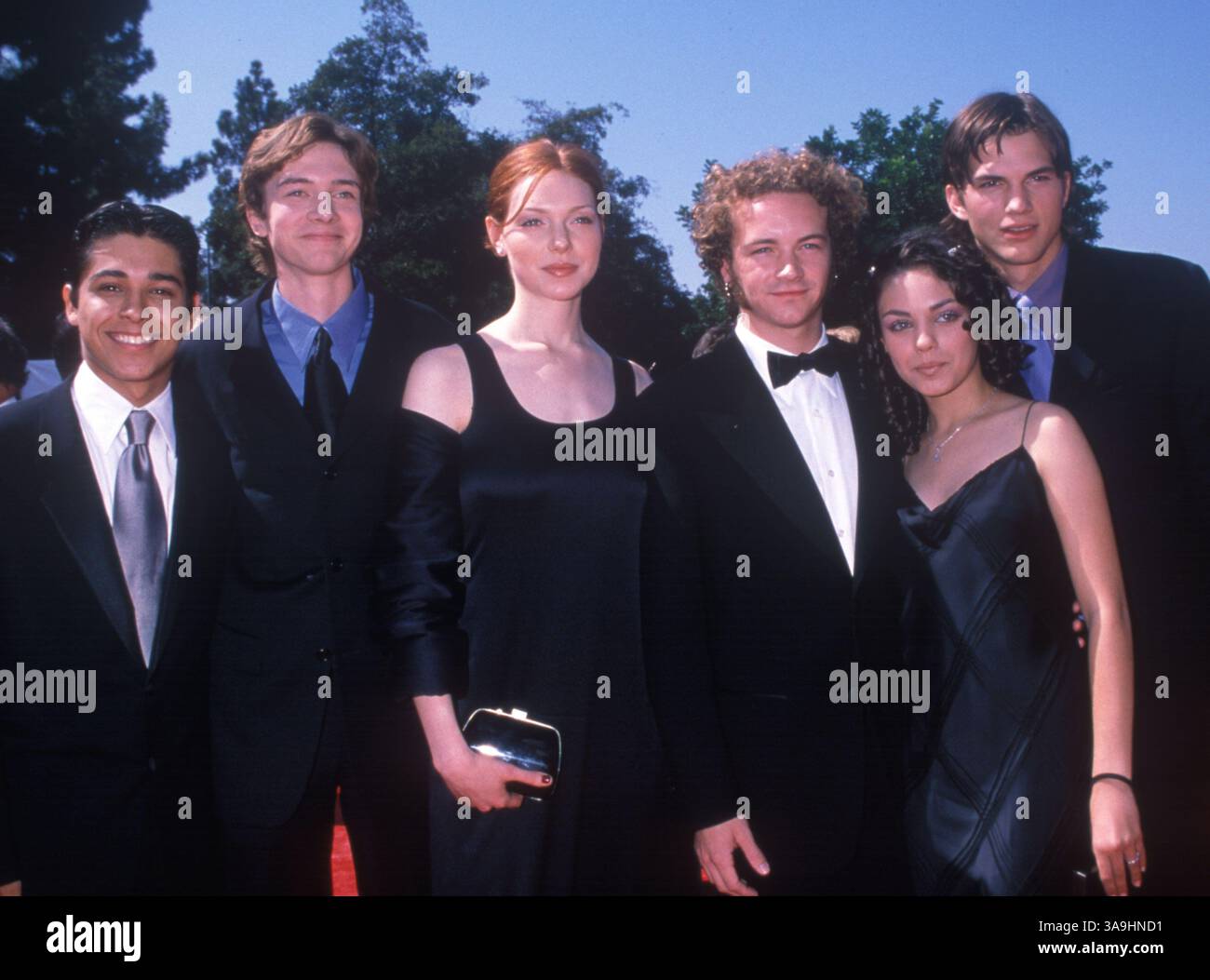 Sep 13, 1998 - Los Angeles, CA, États-Unis - les acteurs du SPECTACLE 70 Wilmer Valderrama, Topher Grace, Laura Prepon, Danny Masterson, Mila Kunis et Ashton Kutcher lors de la 50e cérémonie annuelle Primetime Emmy Awards au Shrine Auditorium. Banque D'Images