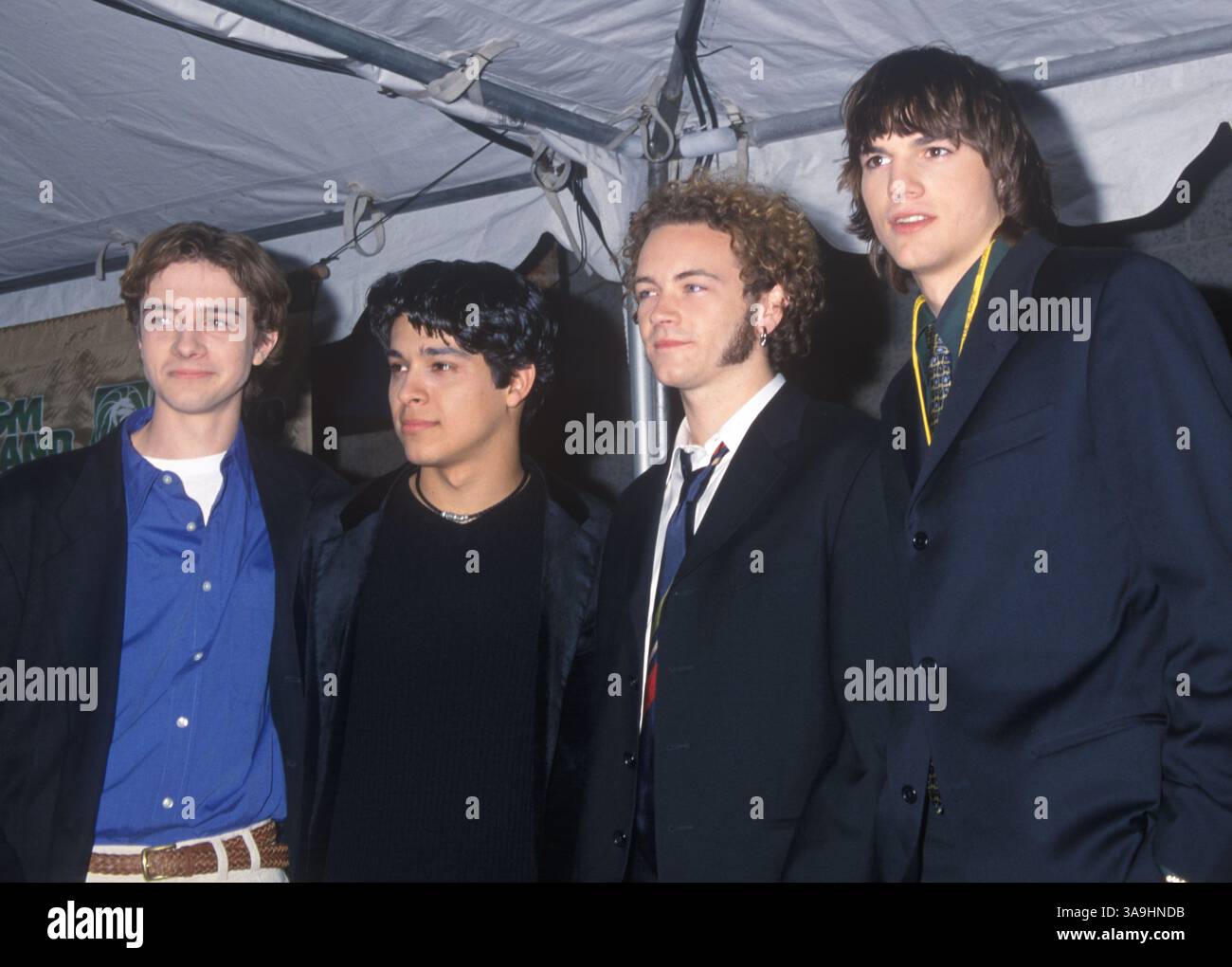 07 déc. 1998 - Las Vegas, NV, États-Unis - les membres de la distribution des années 70 Topher Grace, Wilmer Valderrama, Danny Masterson et Ashton Kutcher aux Billboard Music Awards au MGM Grand Hotel. Banque D'Images