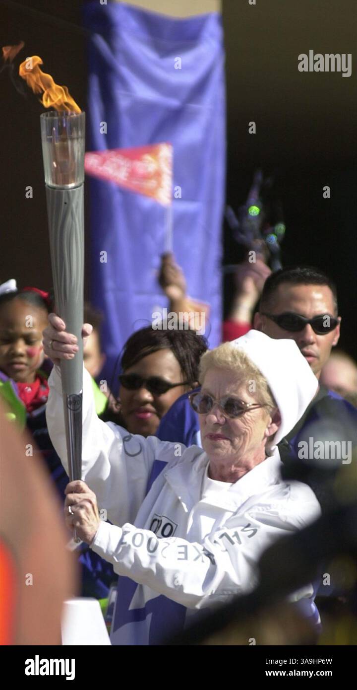 19 janvier 2002 ; Richmond, CA, États-Unis ; Phyllis Bailey tient son flambeau alors qu'elle commence sa sortie du Richmond Civic Center le samedi 19 janvier 2002 à Richmond, Calif. La torche est arrivée à Richmond où elle a été transportée de la coupe au Civic Center et à San Pablo. Banque D'Images
