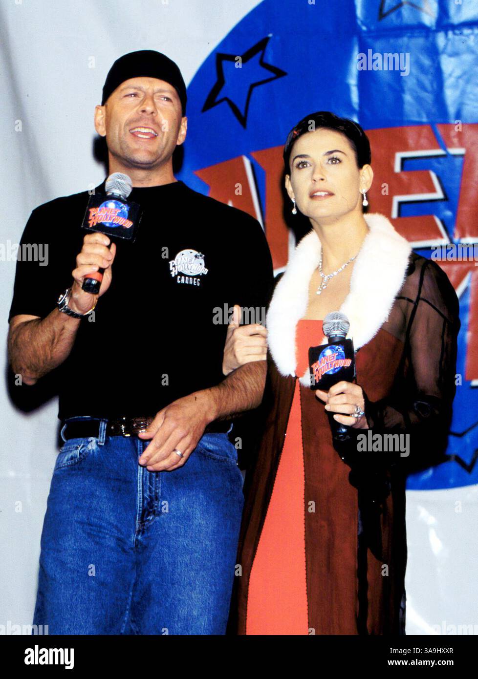 Jan 01, 1997 ; Cannes, France, Europe ;acteurs BRUCE WILLIS et DEMI MOORE @ Planet Hollywood, Cannes. Banque D'Images