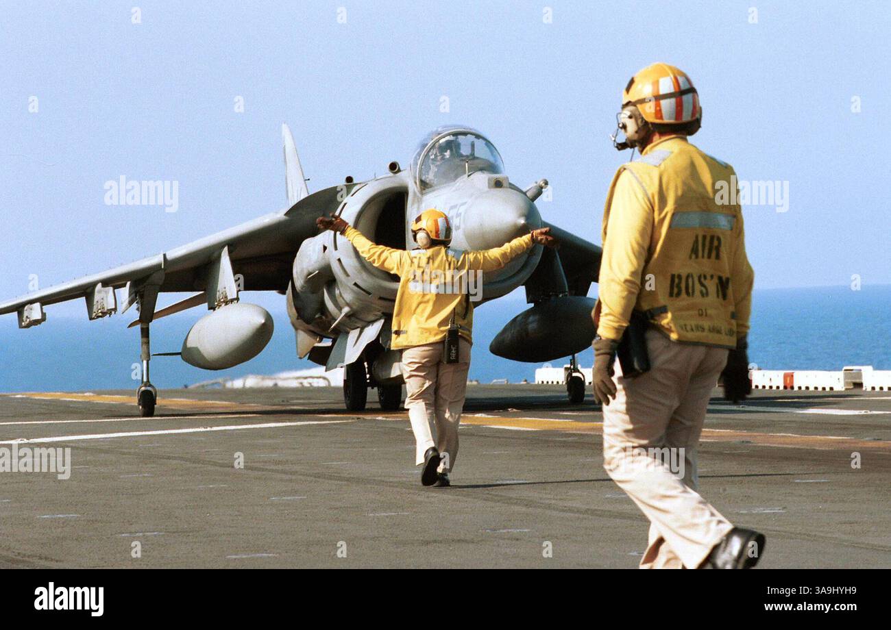 10 mai 1999 ; mer Adriatique ; YOUGOSLAVIE ; USS Kearsarge : un avion AV-8 Harrier du corps des Marines des États-Unis retourne à l'USS Kearsarge après un raid de bombardement réussi sur la Yougoslavie. Banque D'Images