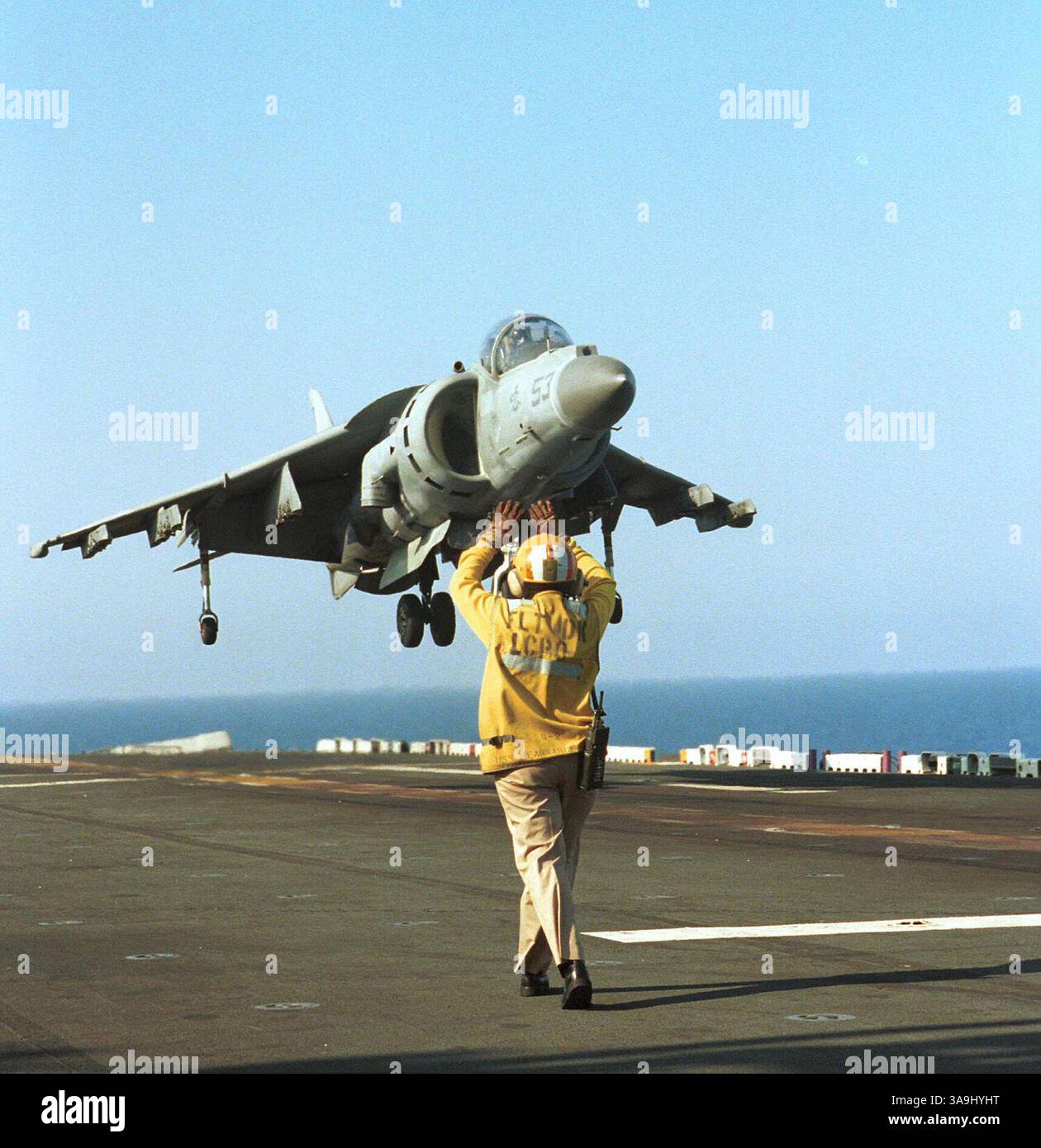 10 mai 1999 ; mer Adriatique ; YOUGOSLAVIE ; USS Kearsarge : un avion AV-8 Harrier du corps des Marines des États-Unis retourne à l'USS Kearsarge après un raid de bombardement réussi sur la Yougoslavie. Banque D'Images