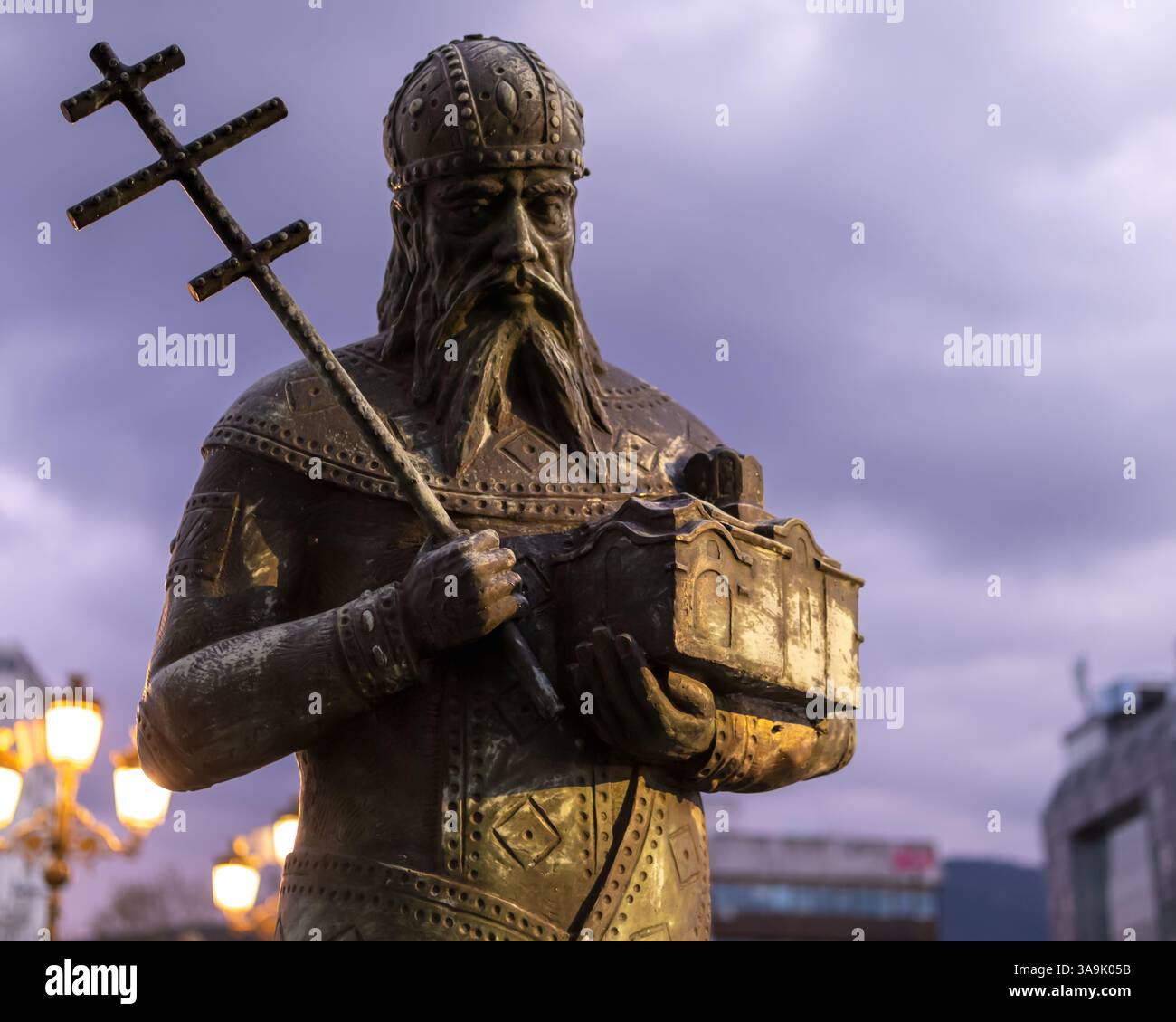 Statue en bronze d'une figure religieuse orthodoxe tenant une croix et une église miniature Banque D'Images