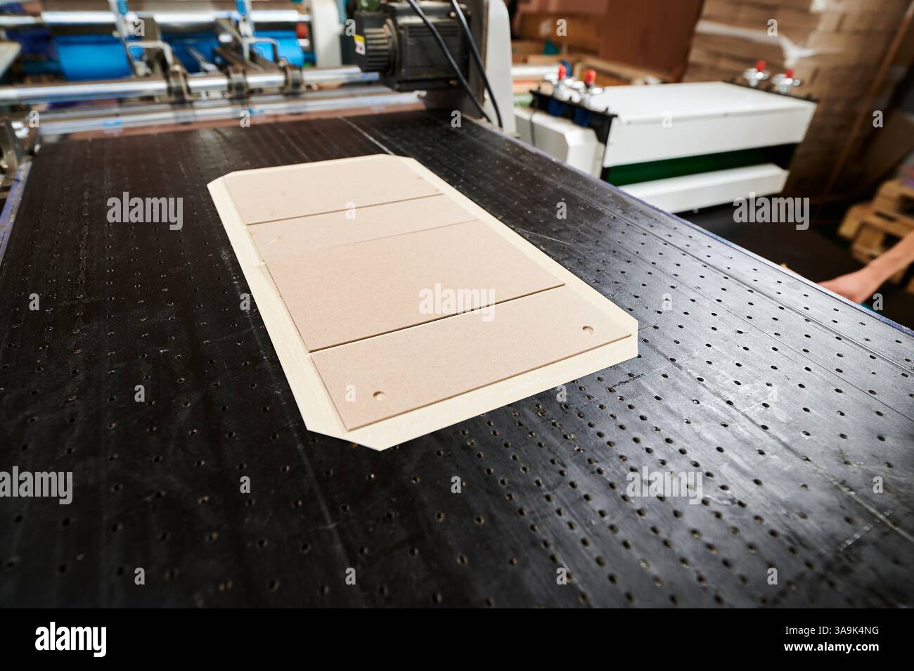 Production efficace d'emballages décoratifs dans une usine animée présentant des découpes de couvercle de boîte sur le système de convoyeur Banque D'Images