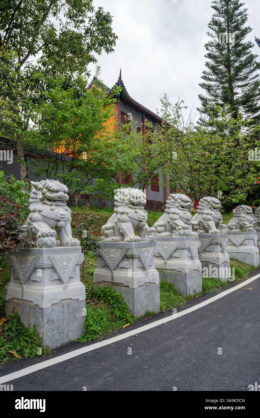 La rangée de statues de lion en pierre Banque D'Images