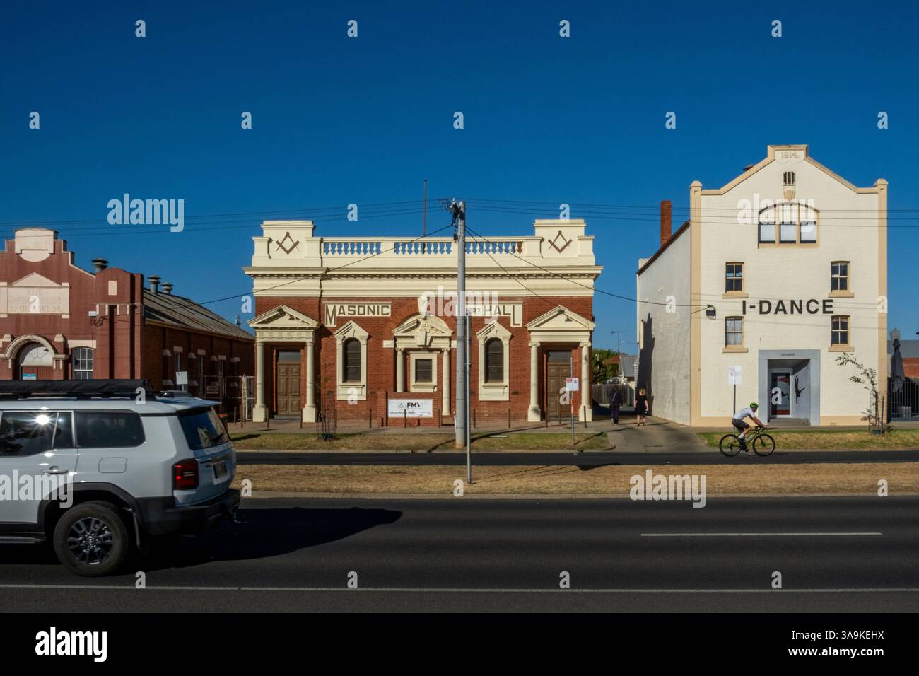 Un cycliste passe devant des bâtiments historiques à Echuca, Victoria, Australie Banque D'Images