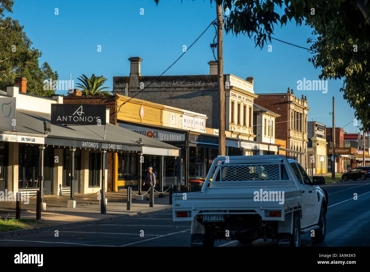 Femme marchant le long de la rue principale à Echuca, Victoria, Australie Banque D'Images
