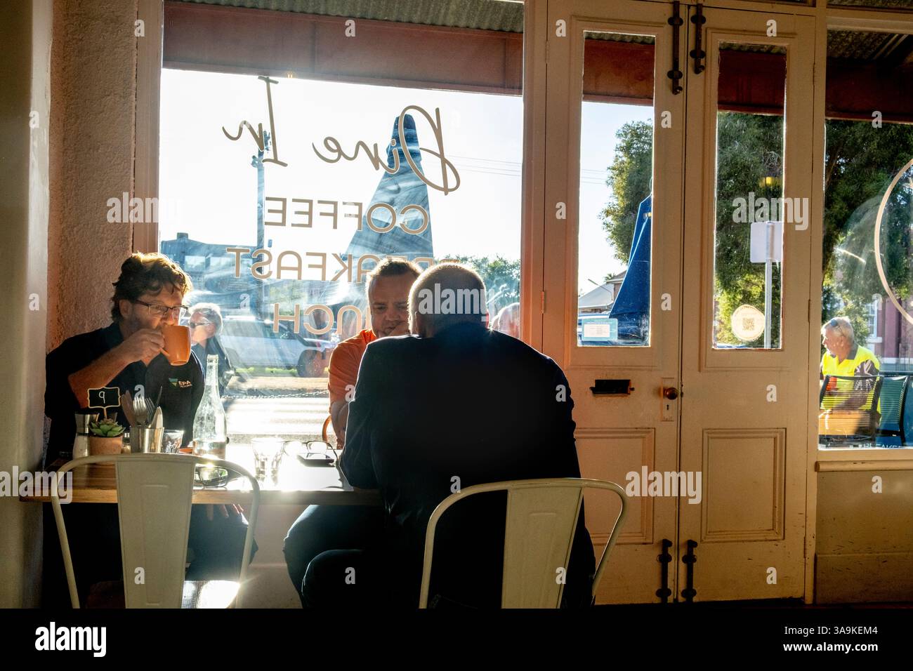 Les clients apprécient un café du matin et de la nourriture au Johnny and Lyle's Cafe. Echuca, Victoria, Australie Banque D'Images