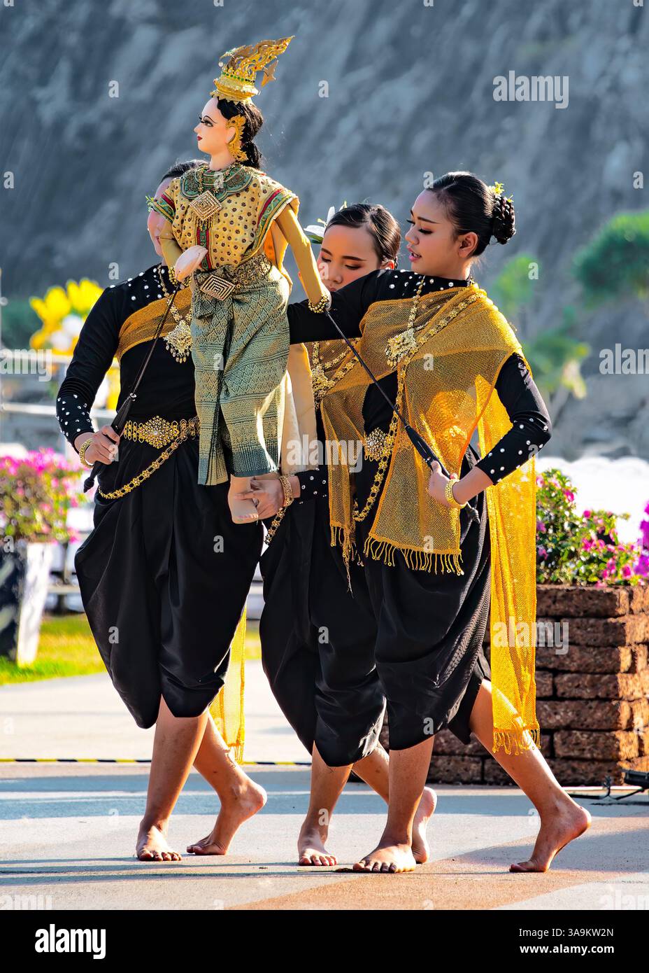 Pattaya, Thaïlande, 15 février 2025 : un spectacle culturel de marionnettes thaïlandaises demandant à trois interprètes de manipuler une marionnette richement costumée. Banque D'Images