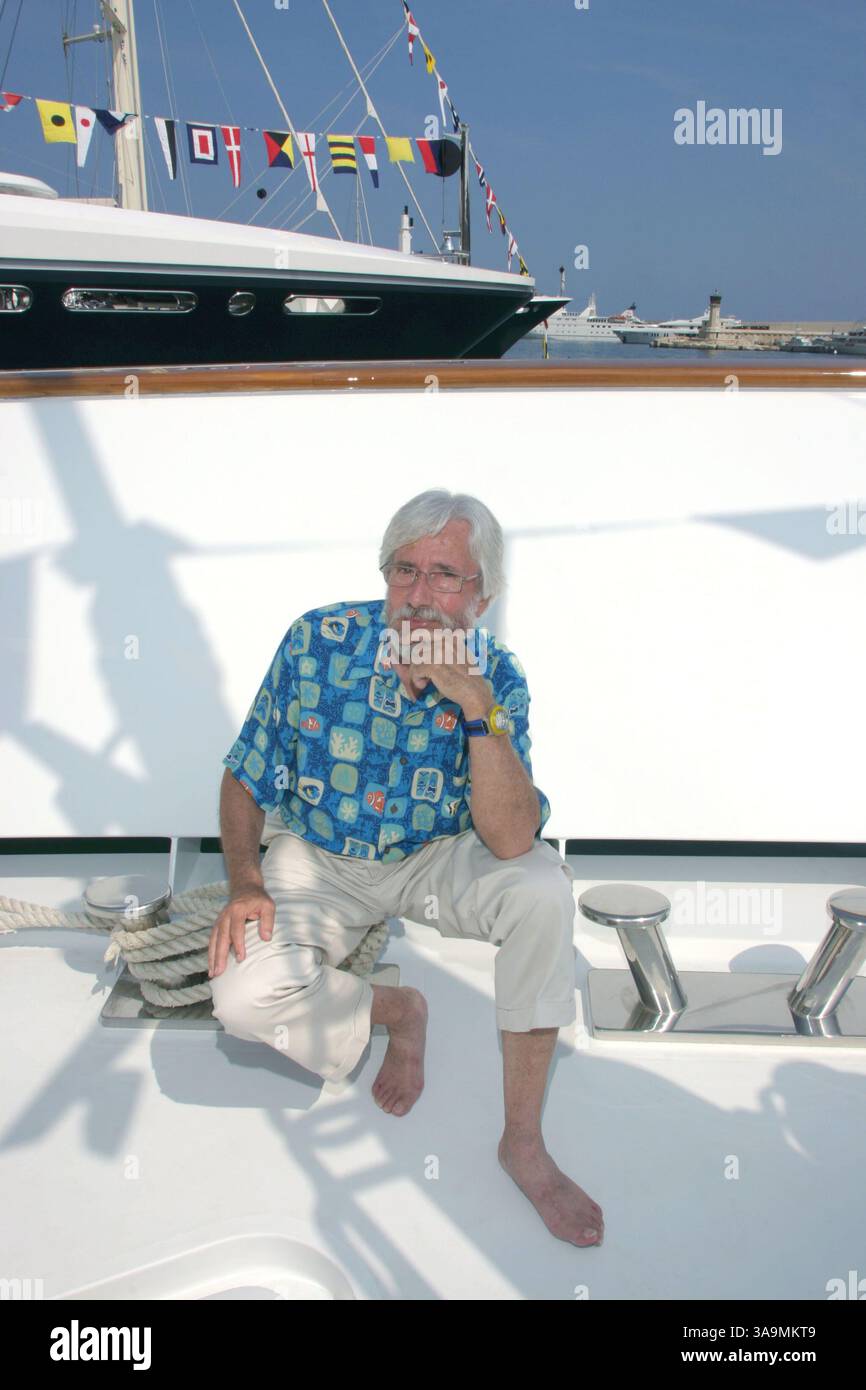 08 juin 2005 - Monte Carlo, Monaco - JEAN MICHEL COUSTEAU est le premier fils de l'explorateur Jacques-Yves Cousteau et le père de Fabien Cousteau. Cousteau est né en 1938 de la première épouse de Jacques-Yves, Simone Melchior. Il a plongé pour la première fois avec un aqua-poumon en 1945 à l'âge de 7 ans. Explorateur, écologiste, éducateur, producteur de films, Jean-Michel Cousteau met à profit ses vastes expériences depuis plus de quatre décennies pour communiquer aux peuples de toutes les Nations et générations son amour et son souci pour notre planète aquatique. Depuis qu'il a d'abord été « jeté par-dessus bord » par son père à l'âge de sept ans avec n Banque D'Images 08 juin 2005 - Monte Carlo, Monaco - JEAN MICHEL COUSTEAU est le premier fils de l'explorateur Jacques-Yves Cousteau et le père de Fabien Cousteau. Cousteau est né en 1938 de la première épouse de Jacques-Yves, Simone Melchior. Il a plongé pour la première fois avec un aqua-poumon en 1945 à l'âge de 7 ans. Explorateur, écologiste, éducateur, producteur de films, Jean-Michel Cousteau met à profit ses vastes expériences depuis plus de quatre décennies pour communiquer aux peuples de toutes les Nations et générations son amour et son souci pour notre planète aquatique. Depuis qu'il a d'abord été « jeté par-dessus bord » par son père à l'âge de sept ans avec n Banque D'Images