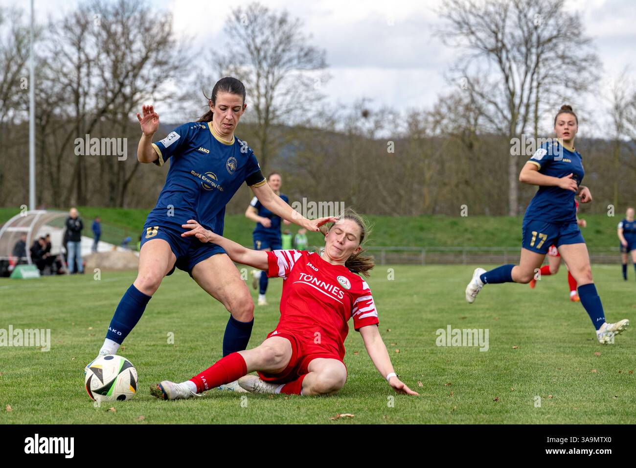 Finja Kappmeier (31 Gütersloh) erhofft sich mit der Grätsche, Lisa Kossmann (6 Andernach) vom Ball zu trennen. Banque D'Images