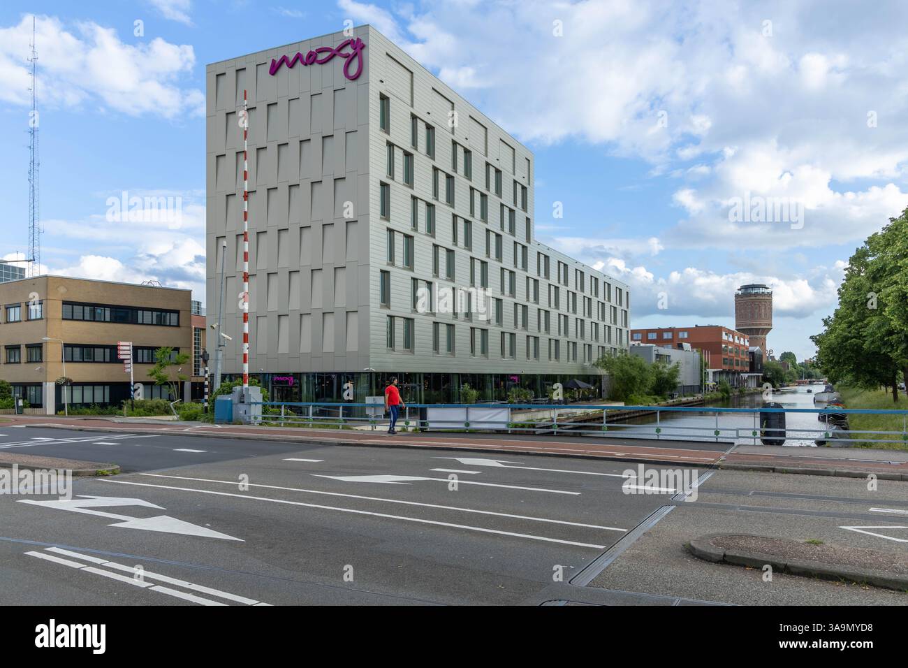 Utrecht, pays-Bas. 29 mai 2024. Bâtiment d'hôtel Moxy avec canal et château d'eau au loin. Banque D'Images Utrecht, pays-Bas. 29 mai 2024. Bâtiment d'hôtel Moxy avec canal et château d'eau au loin. Banque D'Images