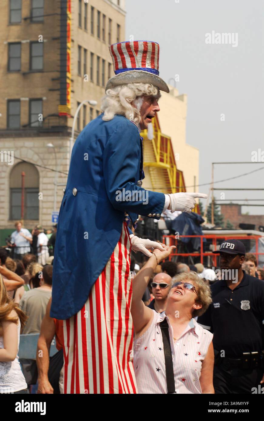 04 juillet 2006 ; Coney Island, New York, États-Unis ; le célèbre concours international de mangeaisons de hot-dogs du 4 juillet de Nathan a été célébré aujourd'hui à Coney Island, où des milliers de personnes ont suivi l'événement, le japonais Takeru Kobayashi a remporté à nouveau le championnat du monde en mangeant des hot-dogs. Kobayashi, qui a obtenu sa sixième victoire consécutive le 4 juillet 2006, en consommant 53 3/4 hot dogs et petits pains célèbres de Nathan en 12 minutes, ne pèse que 144 livres. Deuxièmement, le Chestnut américain qui a consommé 52 hot-dogs. Plus de 16 500 calories et 1 000 grammes de matières grasses ont été consommés par l'un de ces mangeurs compétitifs. Mandat Banque D'Images