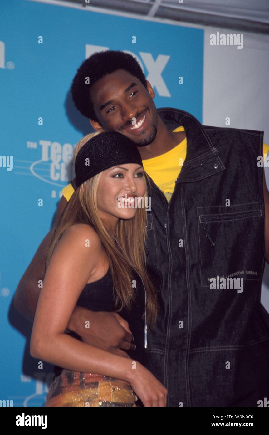 06 août 2000 ; Los Angeles, CA, États-Unis ; la star du basket-ball KOBE BRYANT et son épouse VANESSA BRYANT lors de l'événement Teen Choice Awards 2000. Banque D'Images