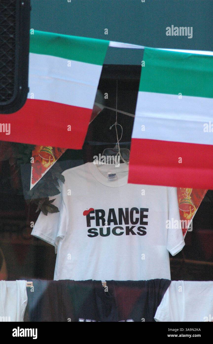 09 juillet 2006 ; Boston, ma, États-Unis ; les supporters italiens du North End de Boston célèbrent la défaite de l'Italie face à la France lors de la finale de la Coupe du monde de football 2006 qui s'est déroulée au stade olympique de Berlin, en Allemagne, le 9 juillet 2006. Le match s'est terminé 1 :1 après un temps supplémentaire, avec l'Italie gagnant 5 :3 dans la fusillade de pénalité. Crédit obligatoire : photo de Seamas Culligan/ZUMA Press. (©) Copyright 2006 par Seamas Culligan Banque D'Images