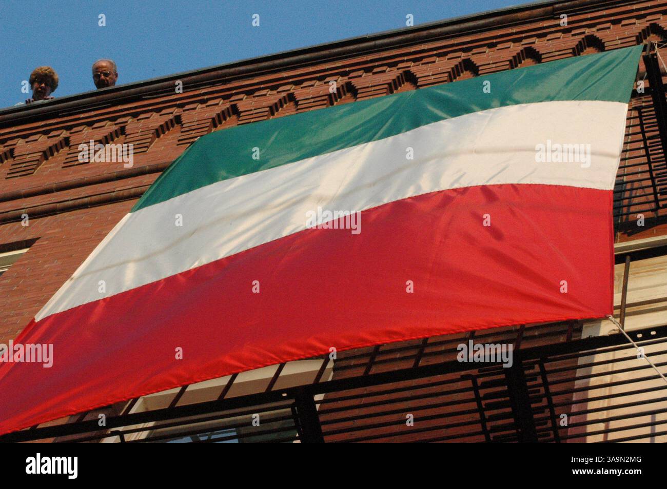 09 juillet 2006 ; Boston, ma, États-Unis ; les supporters italiens du North End de Boston célèbrent la défaite de l'Italie face à la France lors de la finale de la Coupe du monde de football 2006 qui s'est déroulée au stade olympique de Berlin, en Allemagne, le 9 juillet 2006. Le match s'est terminé 1 :1 après un temps supplémentaire, avec l'Italie gagnant 5 :3 dans la fusillade de pénalité. Sur la photo, le drapeau italien. Crédit obligatoire : photo de Seamas Culligan/ZUMA Press. (©) Copyright 2006 par Seamas Culligan Banque D'Images