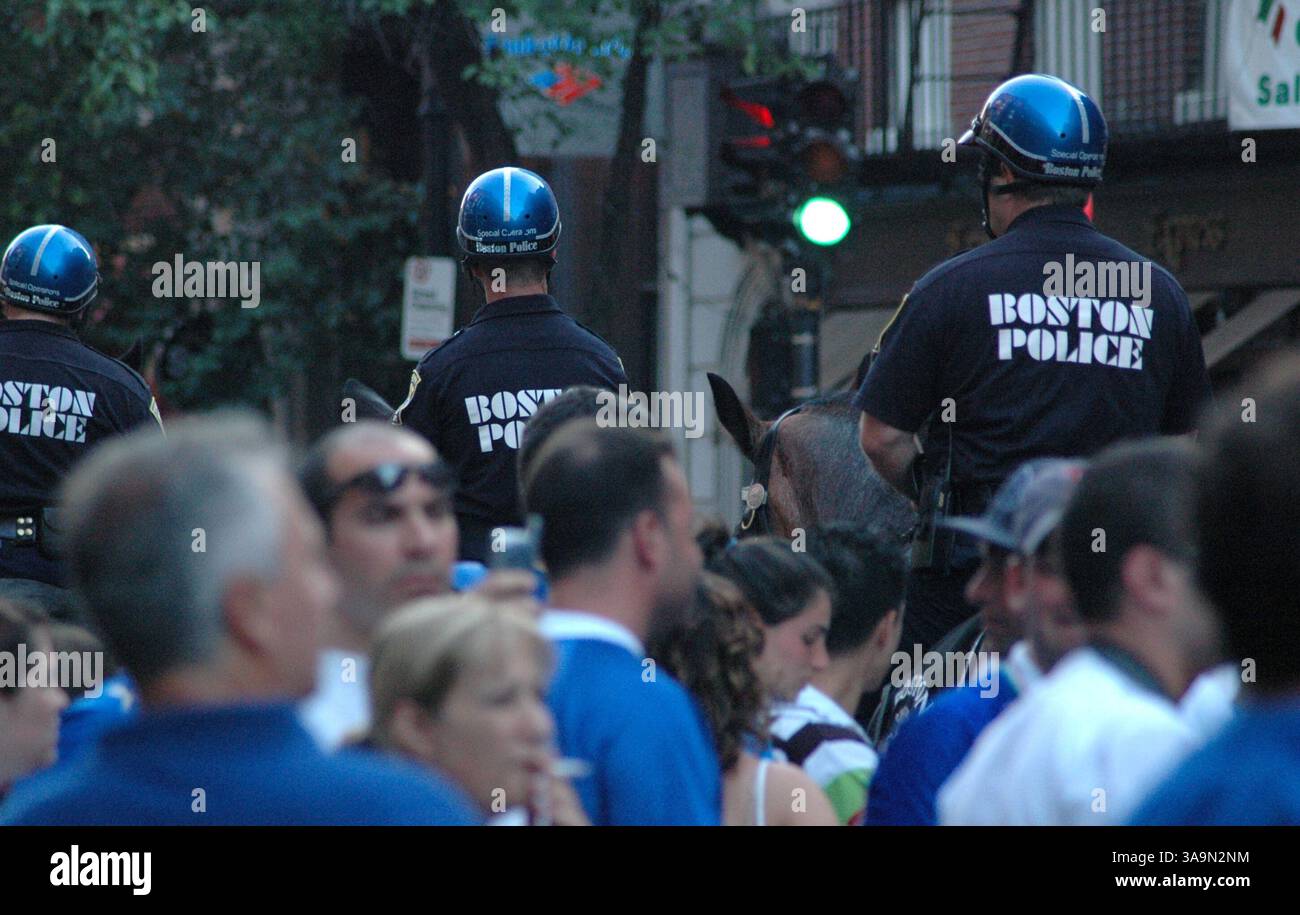 09 juillet 2006 ; Boston, ma, États-Unis ; les supporters italiens du North End de Boston célèbrent la défaite de l'Italie face à la France lors de la finale de la Coupe du monde de football 2006 qui s'est déroulée au stade olympique de Berlin, en Allemagne, le 9 juillet 2006. Le match s'est terminé 1 :1 après un temps supplémentaire, avec l'Italie gagnant 5 :3 dans la fusillade de pénalité. À Boston, la police patrouille la zone pour maintenir la paix. Crédit obligatoire : photo de Seamas Culligan/ZUMA Press. (©) Copyright 2006 par Seamas Culligan Banque D'Images