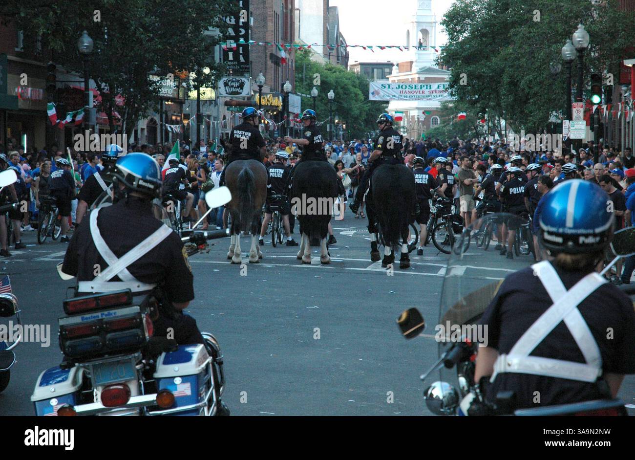 09 juillet 2006 ; Boston, ma, États-Unis ; les supporters italiens du North End de Boston célèbrent la défaite de l'Italie face à la France lors de la finale de la Coupe du monde de football 2006 qui s'est déroulée au stade olympique de Berlin, en Allemagne, le 9 juillet 2006. Le match s'est terminé 1 :1 après un temps supplémentaire, avec l'Italie gagnant 5 :3 dans la fusillade de pénalité. À Boston, la police patrouille la zone pour maintenir la paix. Crédit obligatoire : photo de Seamas Culligan/ZUMA Press. (©) Copyright 2006 par Seamas Culligan Banque D'Images