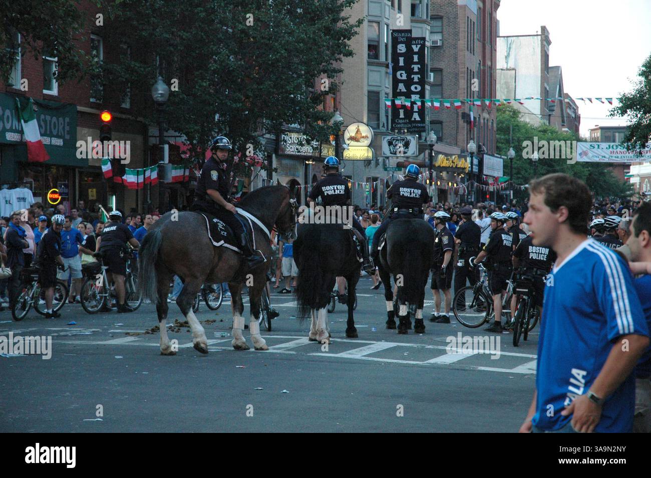 09 juillet 2006 ; Boston, ma, États-Unis ; les supporters italiens du North End de Boston célèbrent la défaite de l'Italie face à la France lors de la finale de la Coupe du monde de football 2006 qui s'est déroulée au stade olympique de Berlin, en Allemagne, le 9 juillet 2006. Le match s'est terminé 1 :1 après un temps supplémentaire, avec l'Italie gagnant 5 :3 dans la fusillade de pénalité. À Boston, la police patrouille la zone pour maintenir la paix. Crédit obligatoire : photo de Seamas Culligan/ZUMA Press. (©) Copyright 2006 par Seamas Culligan Banque D'Images