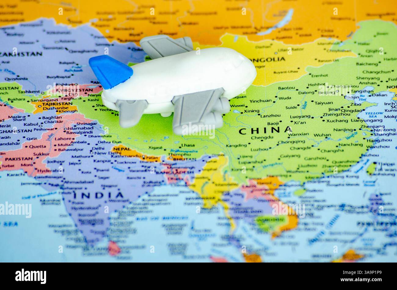 Petit avion jouet placé sur une carte du monde représentant un voyage ou une exploration globale. Concept de voyage et de destination. Banque D'Images
