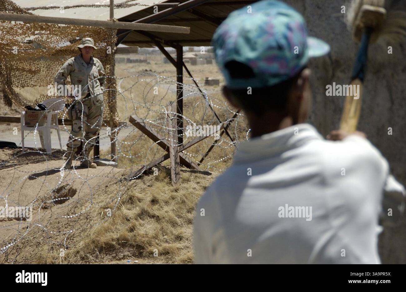 07 juin 2005 ; base aérienne régionale de Kirkuk, Irak ; (date exacte inconnue) L'aviateur de 1re classe Jennifer Pemp surveille les ressortissants de pays tiers alors qu'ils construisent un bâtiment ici. Des centaines d’employés locaux travaillent quotidiennement sur la base sous l’œil vigilant des escortes. L'aviateur Pemp est déployé à partir de la base aérienne Mountain Home, Idaho. Banque D'Images