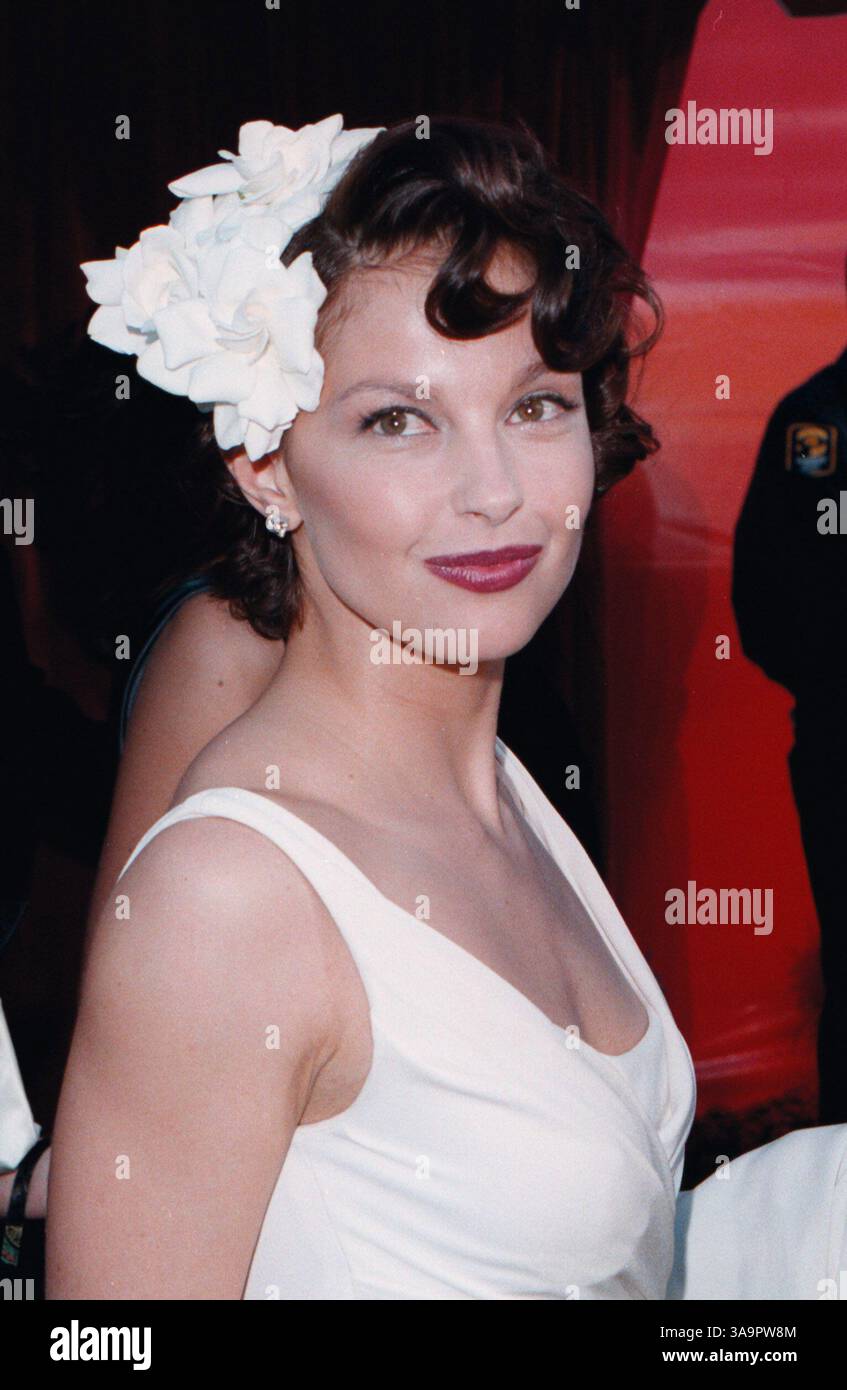 01 mars 1998 ; Los Angeles, CA, États-Unis ; L'actrice ASHLEY JUDD aux Oscars 1998. Banque D'Images