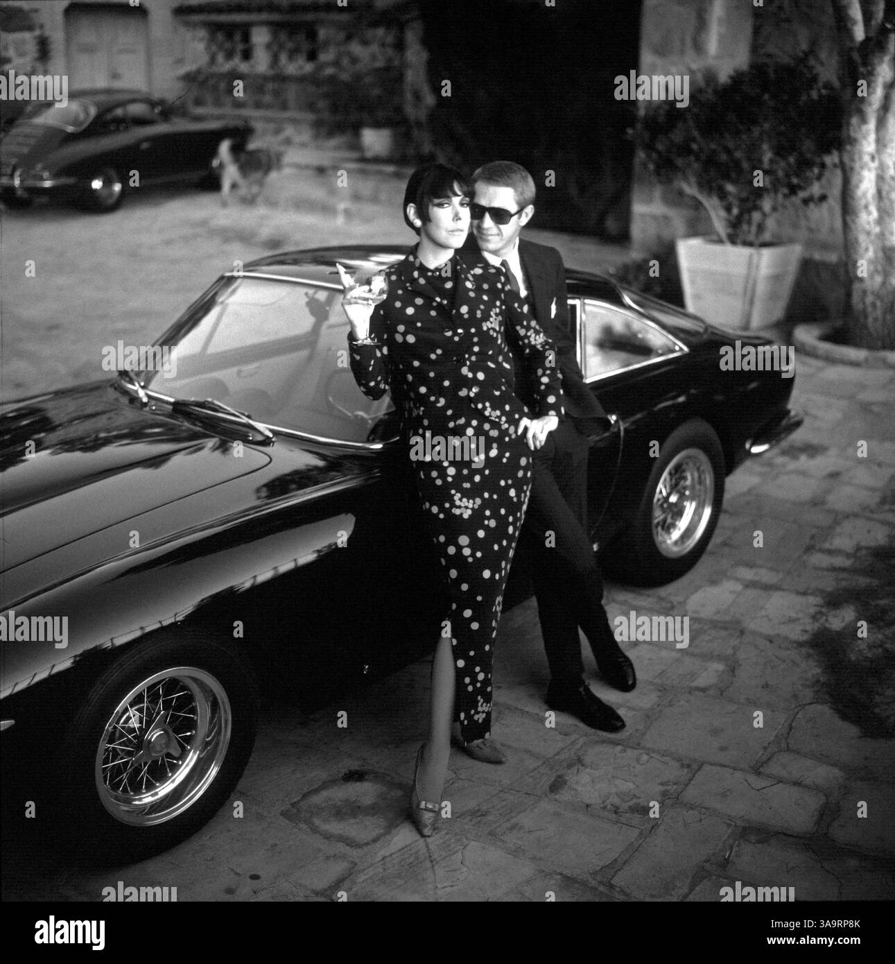 Juin 1964. Né le 24 mars 1930, Steve McQueen est décédé le 7 novembre 1980 d'une crise cardiaque après avoir été diagnostiqué avec un cancer du poumon inopérable. L'acteur américain « Tough Guy » adorait les courses de motos et de voitures, et a joué dans de nombreux films à succès, dont « The Great Escape » et le thriller de 1968 « Bullitt ». PHOTO : STEVE MCQUEEN et sa Ferrari 250 GT Berlinetta Lusso 1963. (Photo de crédit ©Ferrari/ZUMA Press) Banque D'Images