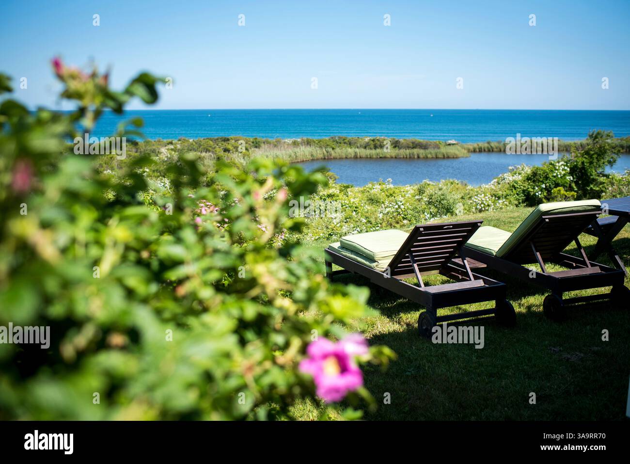 Relaxant vue sur la côte avec chaises longues au bord de l'océan Banque D'Images