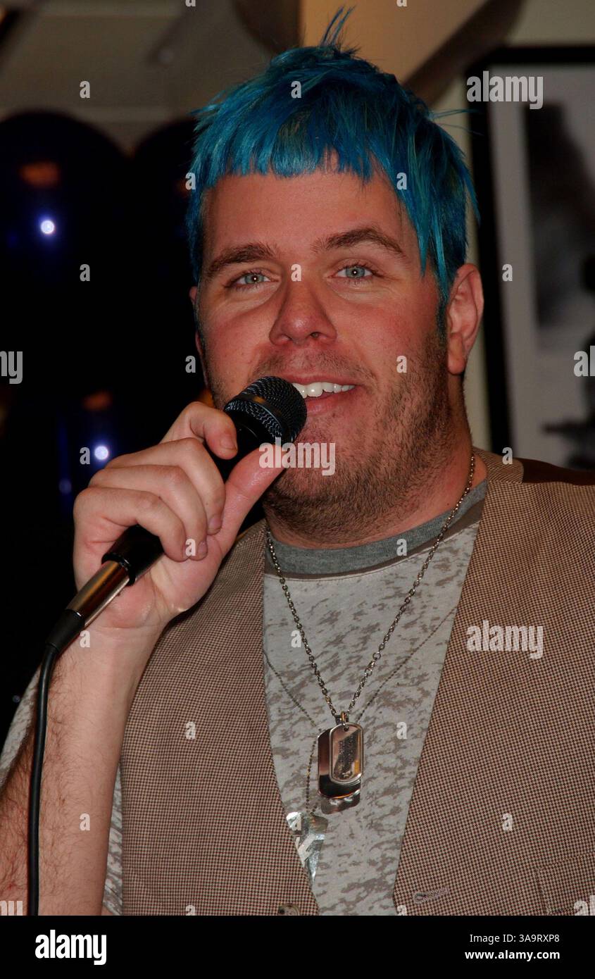 30 mars 2007. New York. Perez Hilton, chroniqueur/blogueur de célébrités, assiste à la signature de l'album de Mika à Borders. (Crédit image : © Sharkpixs/ZUMA Press) Banque D'Images