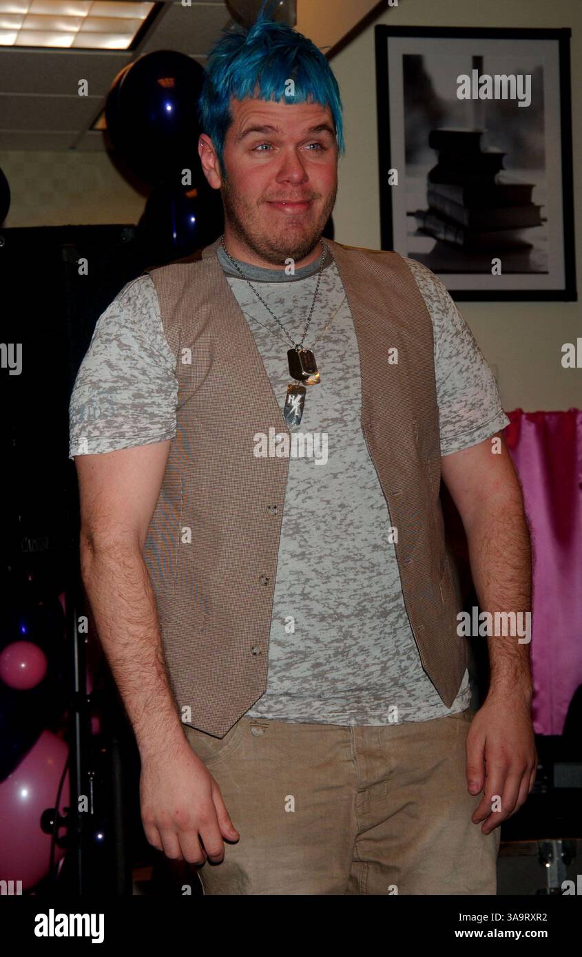 30 mars 2007. New York. Perez Hilton, chroniqueur/blogueur de célébrités, assiste à la signature de l'album de Mika à Borders. (Crédit image : © Sharkpixs/ZUMA Press) Banque D'Images