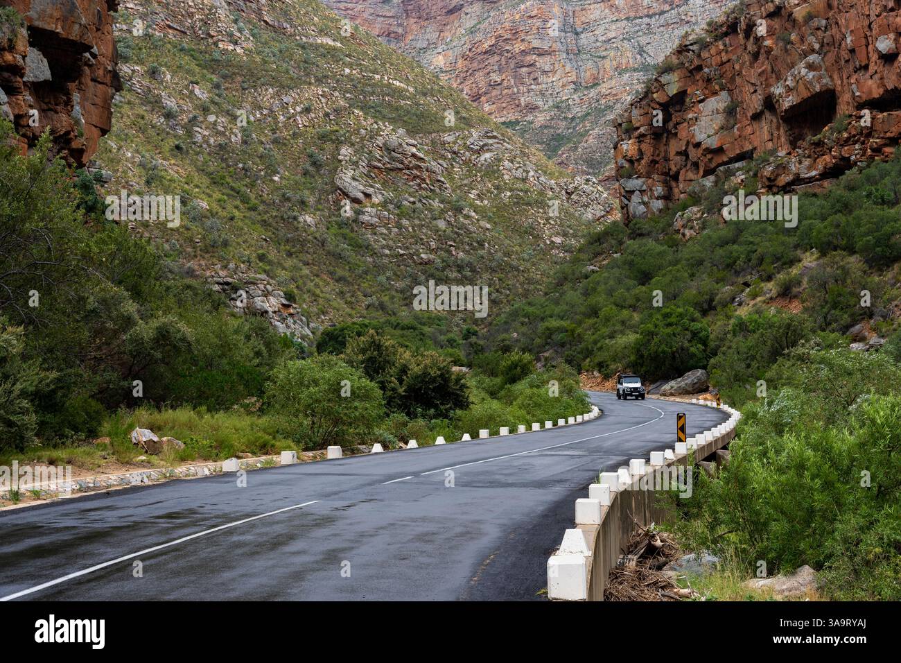 Le col de Meiringspoort sur la route nationale N12 où il traverse les montagnes Swartberg. Klaarstroom et de Rust. Cap occidental. Afrique du Sud. Banque D'Images