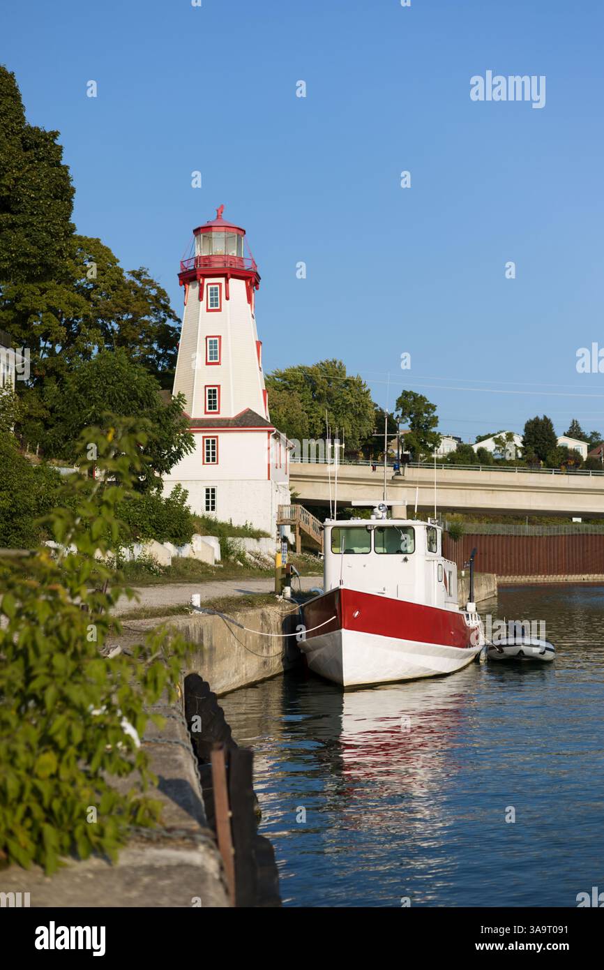 Bateaux amarrés sur le quai par le phare de Kincardine en Ontario Banque D'Images