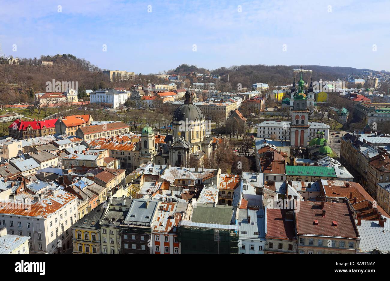 Toits de la vieille ville de Lviv en Ukraine pendant la journée. L'atmosphère magique de la ville européenne. Site touristique, l'hôtel de ville et la place principale. Banque D'Images