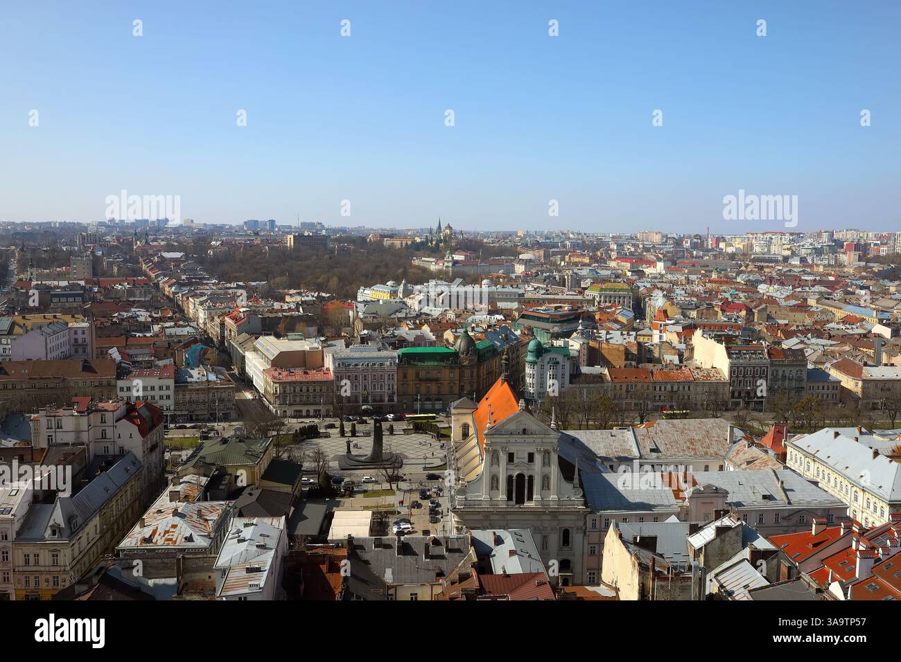 Toits de la vieille ville de Lviv en Ukraine pendant la journée. L'atmosphère magique de la ville européenne. Site touristique, l'hôtel de ville et la place principale. Banque D'Images