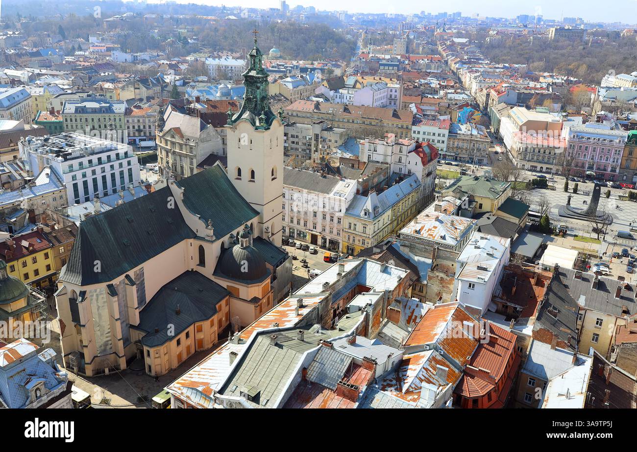 Toits de la vieille ville de Lviv en Ukraine pendant la journée. L'atmosphère magique de la ville européenne. Site touristique, l'hôtel de ville et la place principale. Banque D'Images