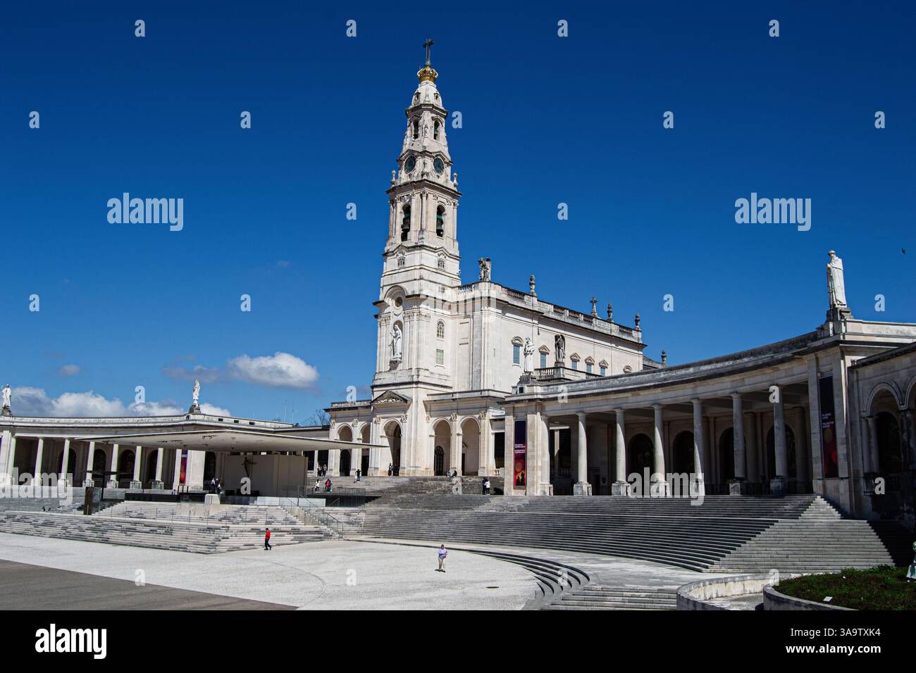 Fatima, Portugal - 26 mars 2025 : architecture religieuse de premier plan à Fatima Portugal mettant en valeur son importance historique et culturelle. Banque D'Images
