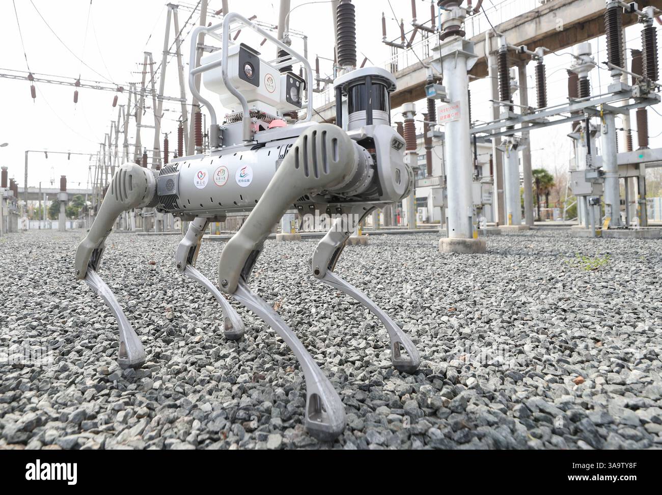 HUAI'AN, CHINE - 31 MARS 2025 - le personnel d'exploitation et de maintenance de la société State Grid Huai 'an exploite un équipement d'inspection robotique dans une sous-station de la ville de Huai 'an, province du Jiangsu, Chine, le 31 mars 2025. Banque D'Images