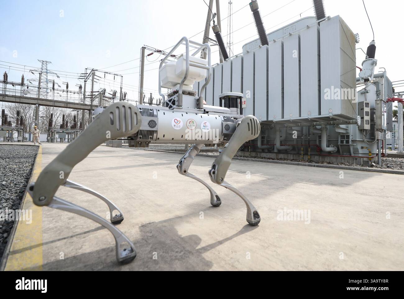 HUAI'AN, CHINE - 31 MARS 2025 - le personnel d'exploitation et de maintenance de la société State Grid Huai 'an exploite un équipement d'inspection robotique dans une sous-station de la ville de Huai 'an, province du Jiangsu, Chine, le 31 mars 2025. Banque D'Images